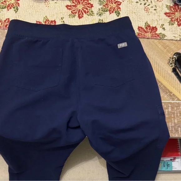 FIGS women’s Navy Jogger scrub Pants size Medium - Picture 4 of 5